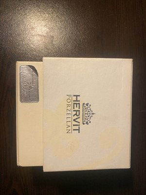 Hervit porcelain salt and pepper set like new, hearts design