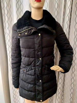 Zara puffer μπουφάν με fleece γιακά και κουκούλα σε μαύρο, μέγεθος M