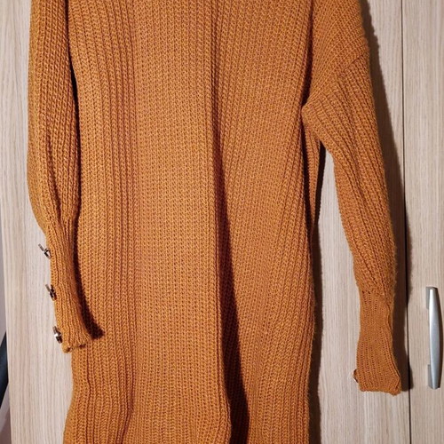 Long knitted sweater like new with detailed sleeves
