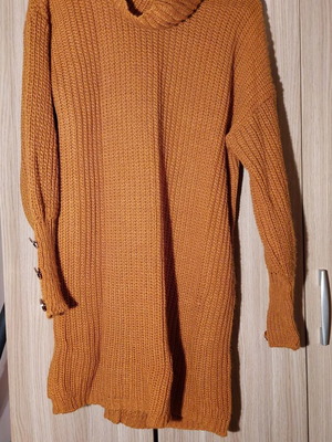 Long knitted sweater like new with detailed sleeves