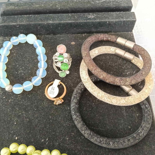 Set of 20 colorful jewelry including 17 bracelets, pale green pearl necklace, 2 rings