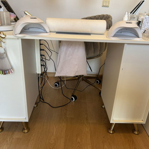 Manicure desk like new with extractor and 4 pouro chairs