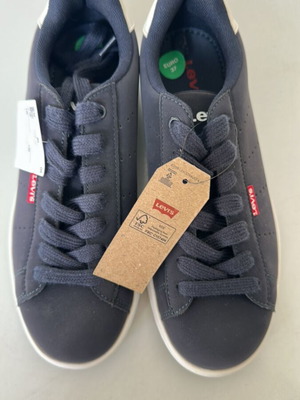 LEVI’S sneakers