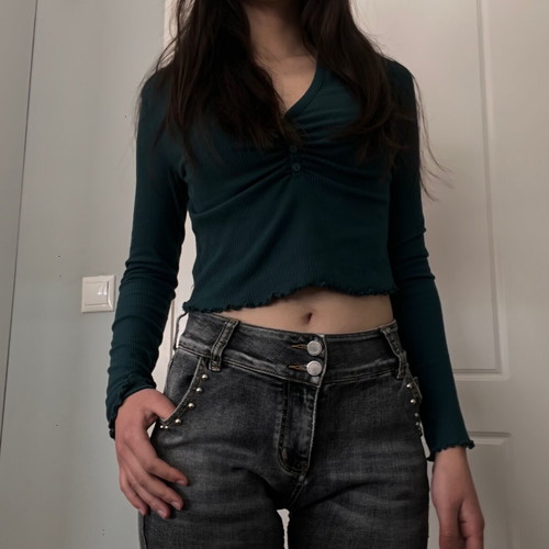 Long-sleeve top dark green like new with nice details