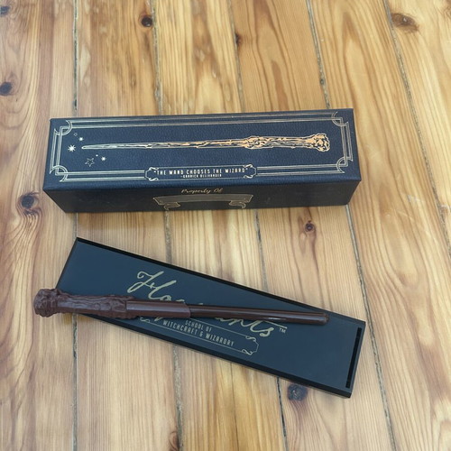 Harry Potter collectible wand like new with stand