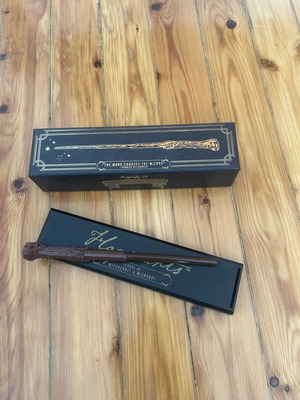 Harry Potter collectible wand like new with stand