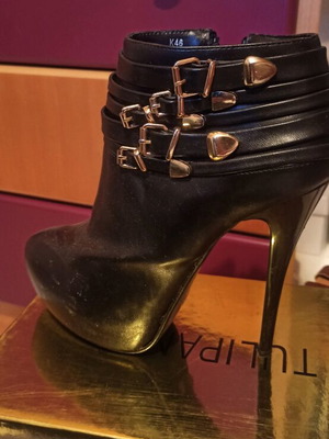 Ankle boots with heel like new, black with straps and gold details