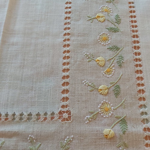 Tablecloth 170×270 new with embroidery and 12 napkins