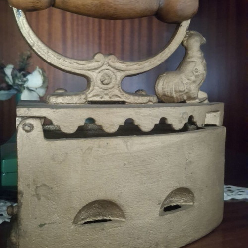 Vintage iron charcoal decorative item "Kokoraki" used