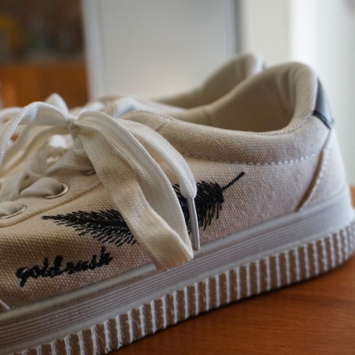 Men's athletic shoes used, size 40, white with tear