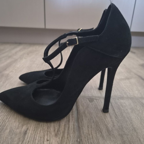 Mourtzi pointed T-strap pumps size 38 black like new, 10 cm heel