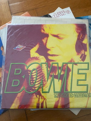 Bowie The Singles Collection vinyl like new with shrink wrap