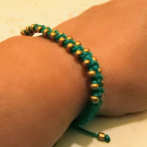 Handmade bracelet like new, green with gold beads 17 cm
