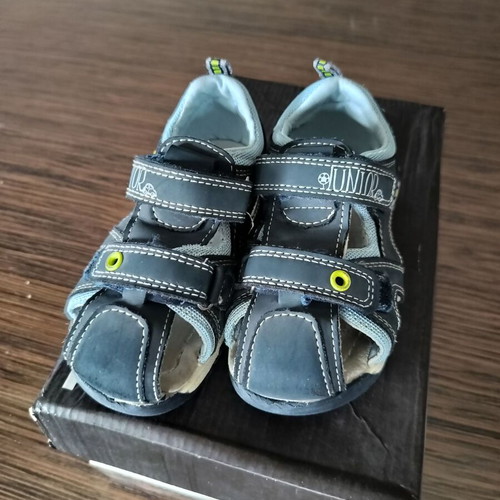 Junior sandals for boys size 25 like new, blue