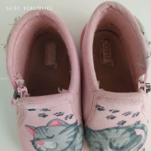 Comfy slippers used with cat design size 21 for girl