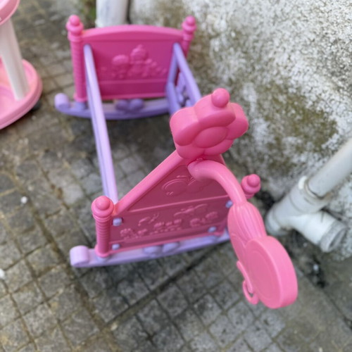 Παιδικό σετ επίπλων κούκλας σαν καινούργιο, κουνιστό κρεβατάκι και τραπεζάκι με ροδάκια