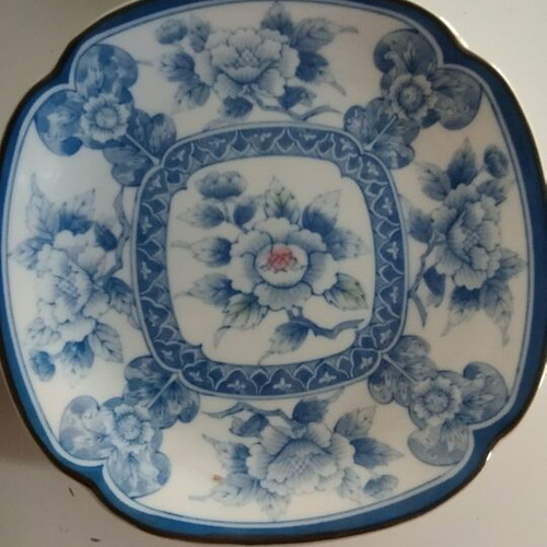Serving Plates set of 4, new