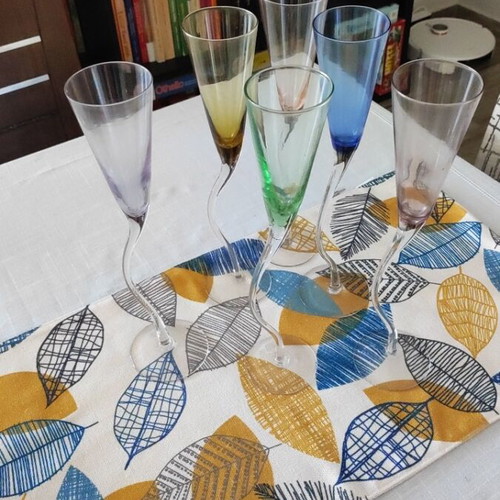 Set of 6 champagne glasses like new with elegant design