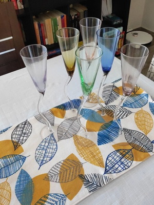 Set of 6 champagne glasses like new with elegant design