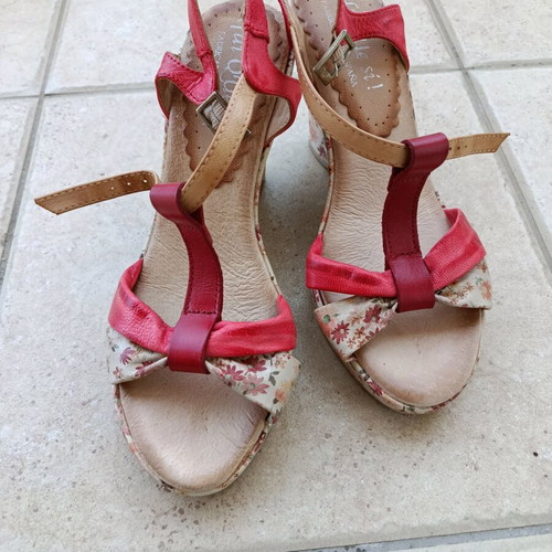 Women's platform sandals like new with floral design, size 36