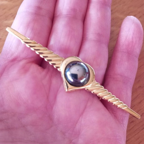 Vintage brooch in gold color with hematite stone, like new