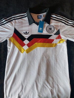 εμφανηση μπλουζα εθν.γερμανιας 1990.μια απ τις ωρεοτερες που εβγαλε ποτε adidas!