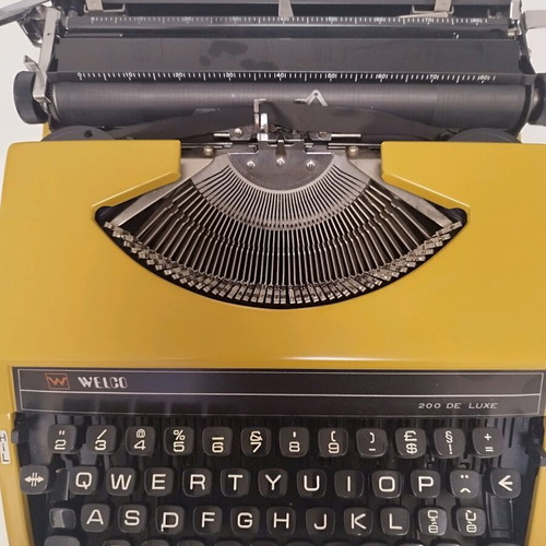 Welco 200 De Luxe typewriter like new, vintage mustard color