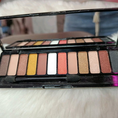 Eyeshadow palette with highlighter new for perfect makeup