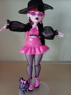 Κούκλα Monster High Draculaura Core Refresh σαν καινούργια με ζωάκι