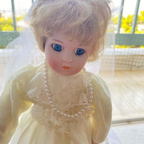 Porcelain doll bride like new, The heritage mint, 40cm