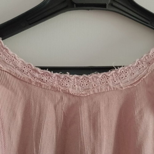 Vintage sleeveless blouse used, pink with lace embroidery