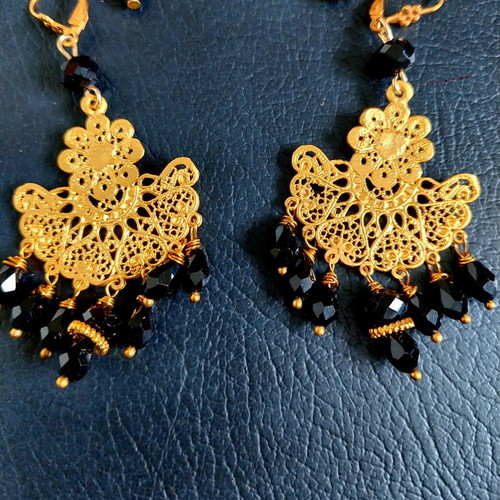 Gold earrings with stones like new