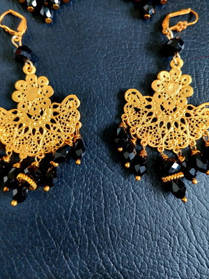 Gold earrings with stones like new
