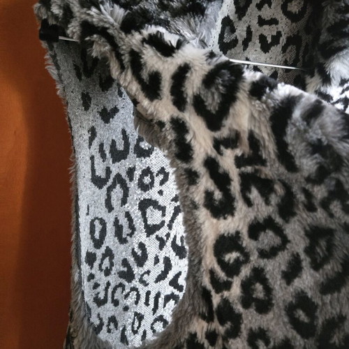 Women's sleeveless animal print vest new, black and gray