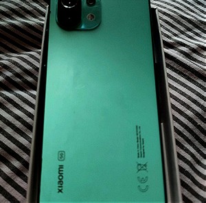 Xiaomi Mi 11 Lite 5G στο κουτί του.
