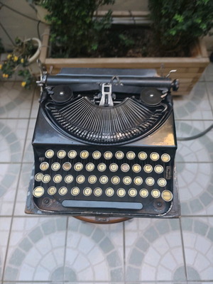 Γραφομηχανή Remington Portable μεταχειρισμένη, με αγγλικούς χαρακτήρες
