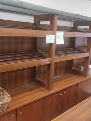 Εξοπλισμός αρτοζαχαροπλαστείου σαν καινούργιος με ψυγείο, καταψύκτη, φούρνο, βιτρίνες, πάγκο και ντουλάπι