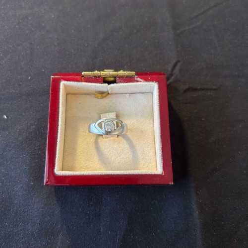 Silver 925 ring with white stone like new