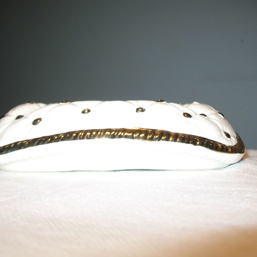 White ashtray new with gold drops 15x15 cm