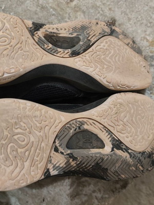 Παιδικά αθλητικά παπούτσια Under Armour μεταχειρισμένα, 2 ζευγάρια, μέγεθος 38