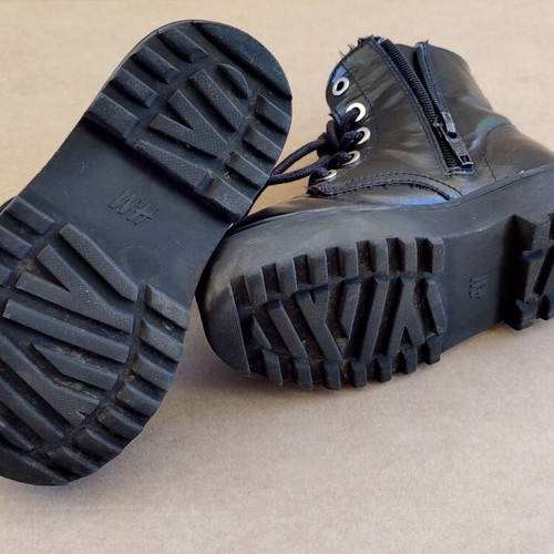 H&M kids boots size 26, lightly used, black with lining