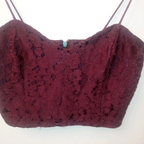 Short lace top like new, bordeaux color, size S,M