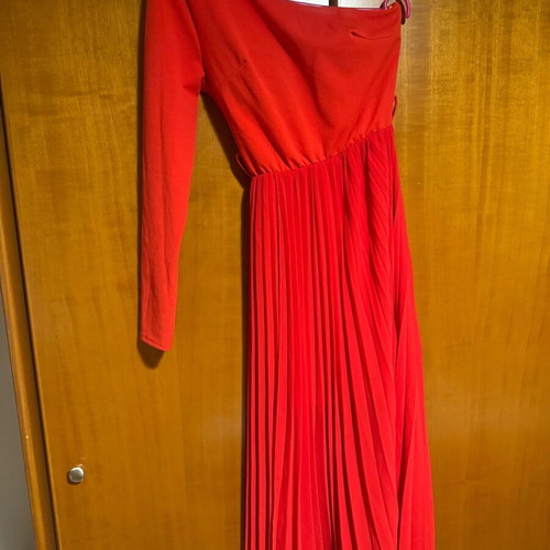Red dress like new, size Small, pleated fabric