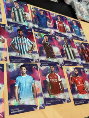 Topps Premier League 2026/27 πακέτο 16 παράλληλων foil καρτών