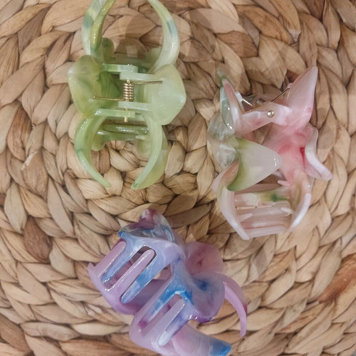 Hair clip new with plastic flowers in three colors