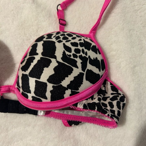 Med women's bra like new with fuchsia straps size 75B