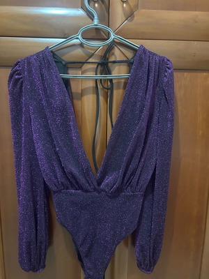 Festive blouse backless like new, glittery