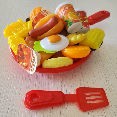 Toy frying pan with 30 fast food pieces like new