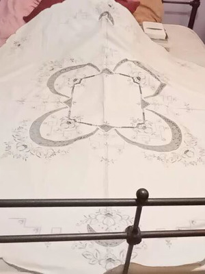 Embroidered cream tablecloth like new, 1.60 m
