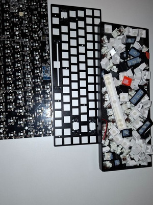 Keychron K2 μεταχειρισμένο για ανταλλακτικά με καινούργια μπαταρία και Gateron Browns